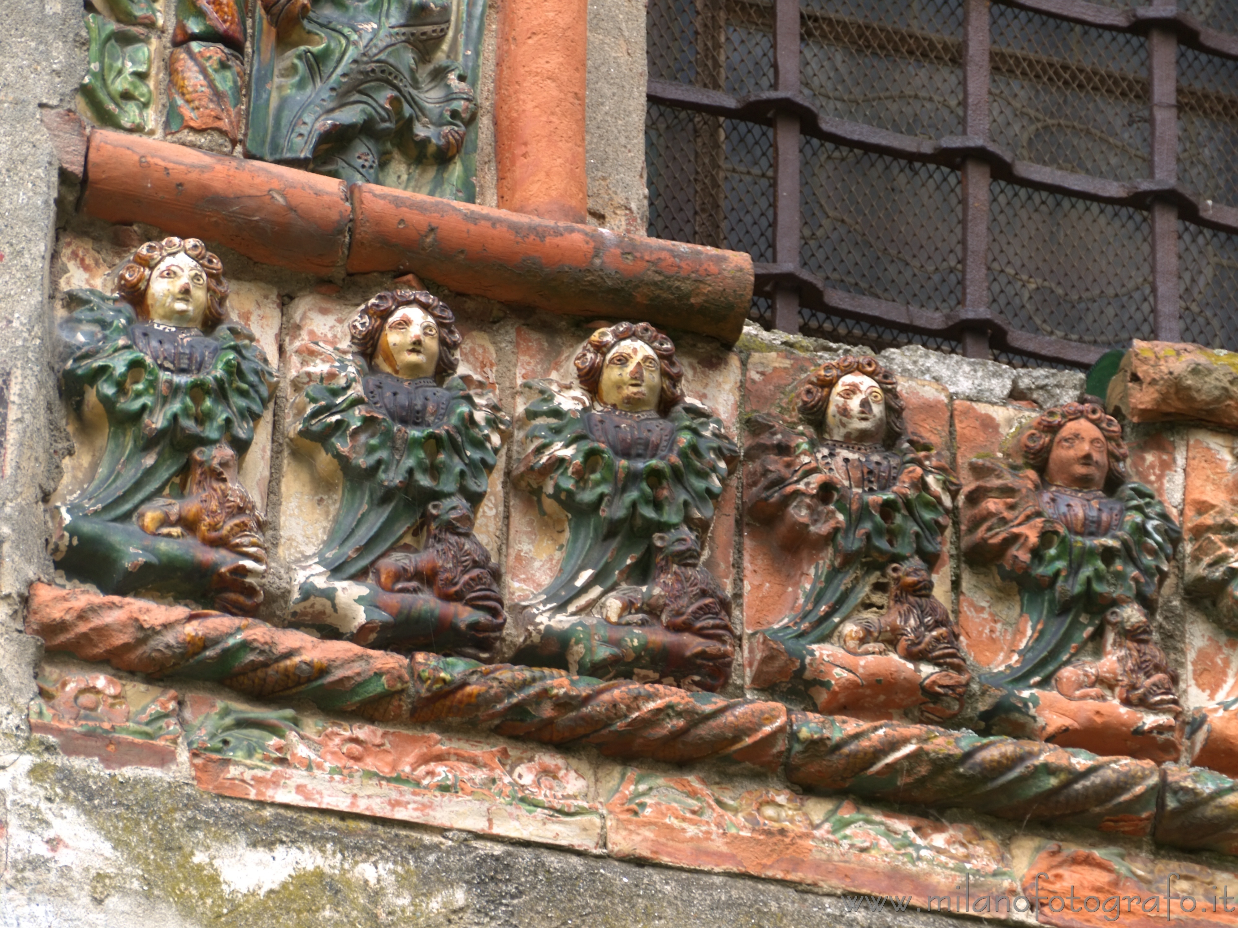 Andorno Micca (Biella) - Decorazioni intorno ad una finestra del Duomo di Andorno Micca